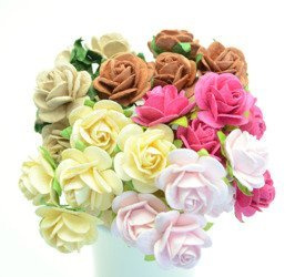 Brązowe różowe kremowe  róże otwarte