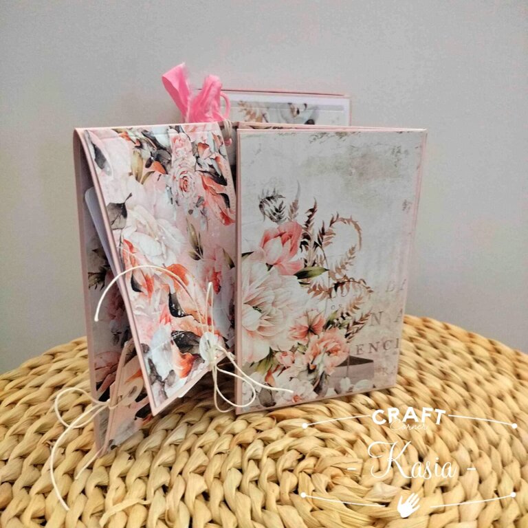 Baza albumowa w pudełku 10x15cm trifold różowa pastelowa GoatBox